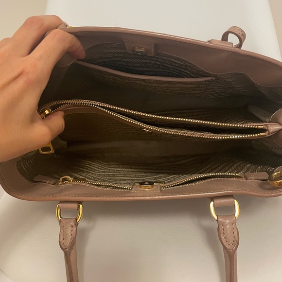 Prada Saffiano Lux Tote in Cammeo. - Picture 5 of 15